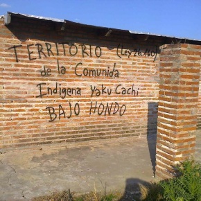 Manaos manotea tierra de campesinos indígenas y manosea a la justicia en Santiago del Estero